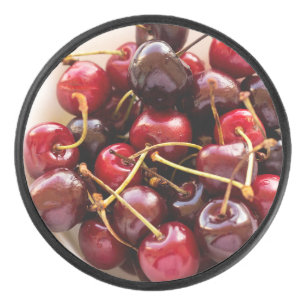 Schüssel mit Kirschen Eishockey Puck