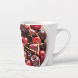 Schüssel mit Kirschen Milchtasse