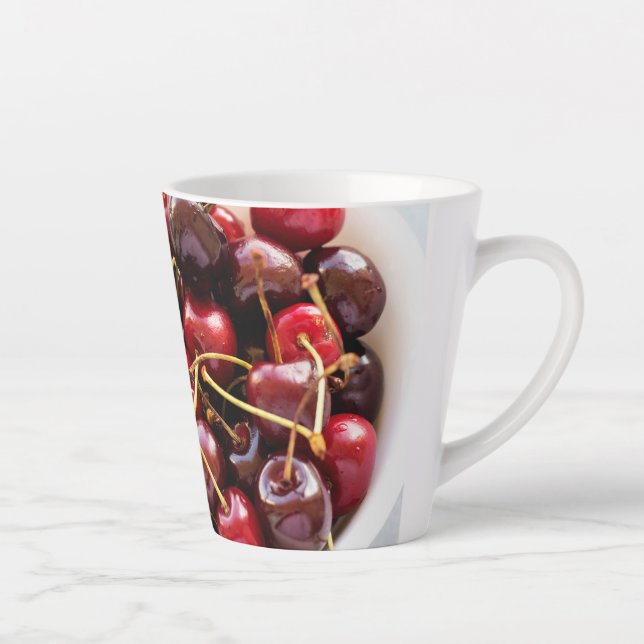 Schüssel mit Kirschen Milchtasse (Rechts)