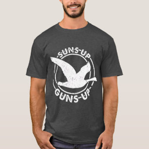 Schüttelt die Waffen hoch, die Jagd auf den Gänsej T-Shirt