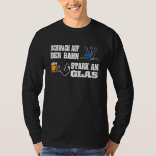 Schwach auf der Strecke starrt auf dem Glas Bier u T-Shirt