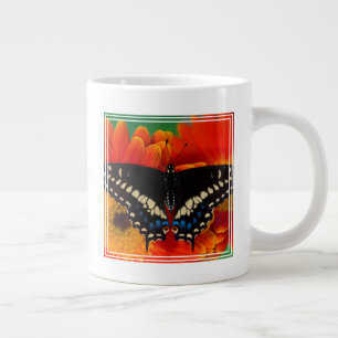 Schwalbenschwanz auf Gerbera-Marguerite Jumbo-Tasse