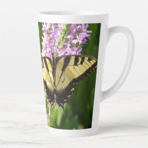 Schwalbenschwanz auf violetten Wildblumen Milchtasse