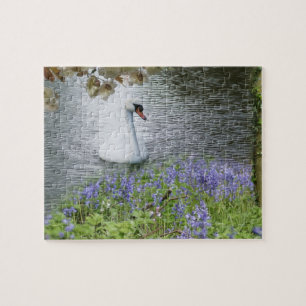 Schwan auf Puzzlen des Wassers