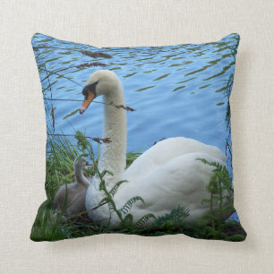 Schwan-Nest-Mutterschwan-und Cygnet-Baby See Kissen