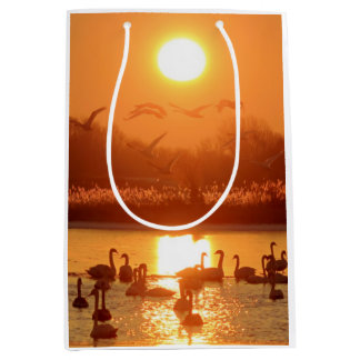 Schwäne am See bei Sonnenuntergang Mittlere Geschenktüte