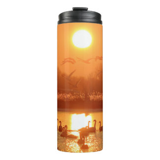 Schwäne am See bei Sonnenuntergang Thermosbecher