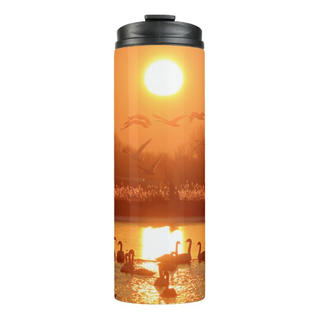 Schwäne am See bei Sonnenuntergang Thermosbecher (Vorderseite)