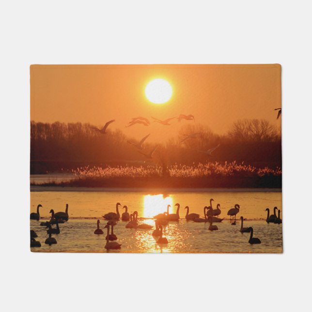 Schwäne bei Sonnenaufgang Fußmatte (Vorderseite)