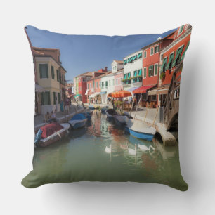 Schwäne im Kanal, Burano-Insel, Venedig, Italien Kissen