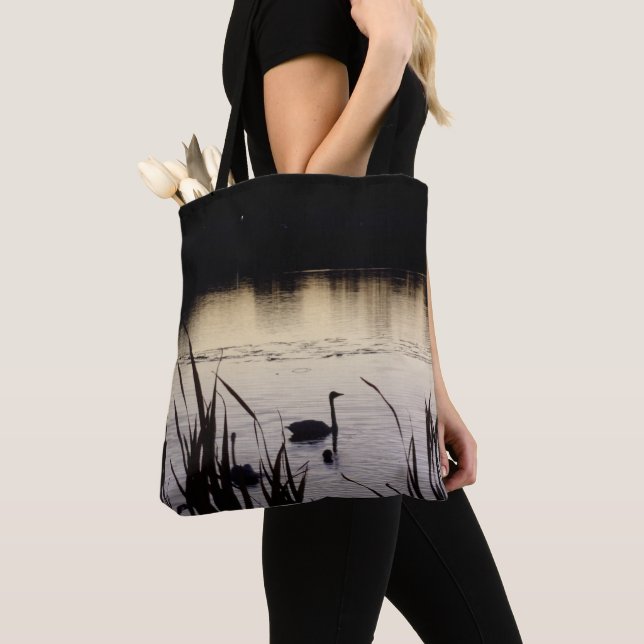 Schwäne in der Tote-Tasche Tasche (Von Nahem)