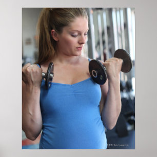 schwangere Frau, die am Fitnessstudio trainiert Poster