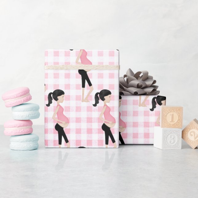 Schwangere Mama auf rosa Gingham Geschenkpapier (Babyparty)