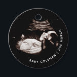 Schwangerschaft Ankündigung Baby Sonogram Foto Cir Geschenkanhänger<br><div class="desc">Kann vollständig an Ihre Bedürfnisse angepasst werden, um Ihren Anzug zu erfüllen. © Gorjo Designs. Made for you via Zazzle Plattform. // Hinweis: Foto wird nur als Platzhalter verwendet. Sie müssen vor der Bestellung/dem Druck durch Ihr eigenes Foto ersetzt werden. Wenn Sie Hilfe benötigen, kontaktieren Sie mich bitte. // Benötigen...</div>
