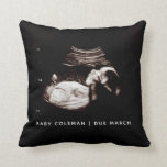Schwangerschaft Ankündigung Baby Sonogram Foto Kissen<br><div class="desc">Kann vollständig auf Ihre Anzüge angepasst werden. © Gorjo Designs. Made für Sie über die Zazzle Plattform. // Hinweis: Foto wird nur als Platzhalter verwendet. Sie müssen vor der Bestellung/dem Druck Ihr eigenes Foto ersetzen. Wenn Sie Hilfe benötigen, kontaktieren Sie mich bitte. // Benötigen Sie Hilfe bei der Anpassung Ihres...</div>
