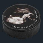 Schwangerschaft Baby Sonogram Ultrasound Vatertag Eishockey Puck<br><div class="desc">Kann vollständig an Ihre Bedürfnisse angepasst werden. © Gorjo Designs. Made for you via Zazzle Plattform. // Hinweis: Foto wird nur als Platzhalter verwendet. Sie müssen vor der Bestellung/dem Druck durch Ihr eigenes Foto ersetzen. Wenn Sie Hilfe benötigen, kontaktieren Sie mich bitte. // Benötigen Sie Hilfe bei der Anpassung Ihres...</div>