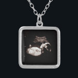 Schwangerschaft Baby Ultrasound Sonogram Foto Neck Versilberte Kette<br><div class="desc">Schwangerschaft Baby Ultrasound Sonogram Foto Necklace Kann vollständig auf Anzug Ihre Bedürfnisse angepasst werden. © Gorjo Designs. Made for you via Zazzle Plattform. // Hinweis: Foto wird nur als Platzhalter verwendet. Sie müssen vor der Bestellung/dem Druck durch Ihr eigenes Foto ersetzt werden. Wenn Sie Hilfe benötigen, kontaktieren Sie mich bitte....</div>