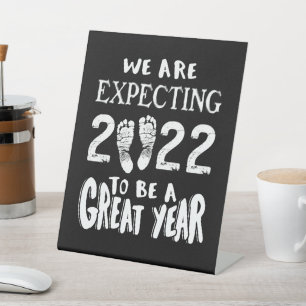 Schwangerschaftsankündigung 2022 erwarten wir sockelschild