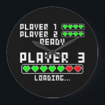 Schwangerschaftsankündigung Baby Player 3 Ladung Große Wanduhr<br><div class="desc">Funny Gamer "Player 2 Ready Player 3 Loading" Mama 3. Babyschwangerschaftsankündigung anwesend. Muttertagsgeschenke für Frauen,  die während der Babydusche gut zu tragen sind,  Geschlecht offenbaren Party oder Schwangerschaftsankündigung</div>