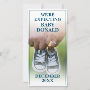 Schwangerschaftsankündigung mit Kinderschuhen