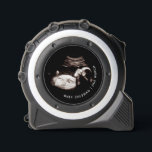 Schwangerschaftsankündigung Sonogramm Maßband<br><div class="desc">Mit unserem einzigartigen Sonogramm Tape Measure von Pregnancy präsentieren wir Ihnen die faszinierende Welt Ihrer wachsenden Familie! Dieses innovative Bandmaß ermöglicht Ihnen nicht nur, das Wachstum Ihres Babybump zu verfolgen, sondern auch einen individuell anpassbaren Song-Slot, der das erste Bild Ihres Babys zeigt. Es ist ein herzliches und einzigartiges Mittel Ihre...</div>