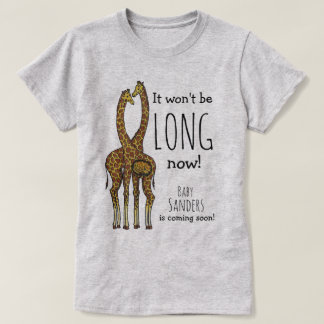 Schwanges Giraffenpaar mit individuellem Namen T-Shirt