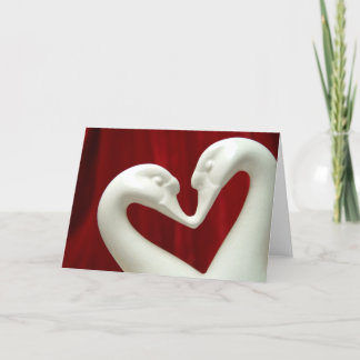 Schwanküssen des Valentinsgrußherzens zwei Feiertagskarte