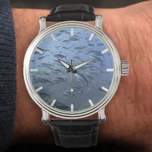 Schwarm von Fischen. Tauchen unter Wasser. Armbanduhr