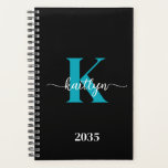Schwarz-Aquamarin-Monogramm Planer<br><div class="desc">Dieser einfache, elegante, schwarze 5.5 x 8.5 Soft-Planer mit Ihrem Vornamen in einem trendigen Script-Schriftart in Weiß und Ihr erster Einstieg in einen modernen aquamarinen Cap-Schriftart ist perfekt für Sie. Es ist stilvoll und trendig und dennoch sehr klassisch. Es wird behaltend Termine, Treffen, Termine, Hausaufgaben leicht zu behaltend und vereinfachen...</div>