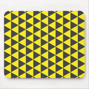Schwarz auf gelben Dreiecken 2 Mousepad