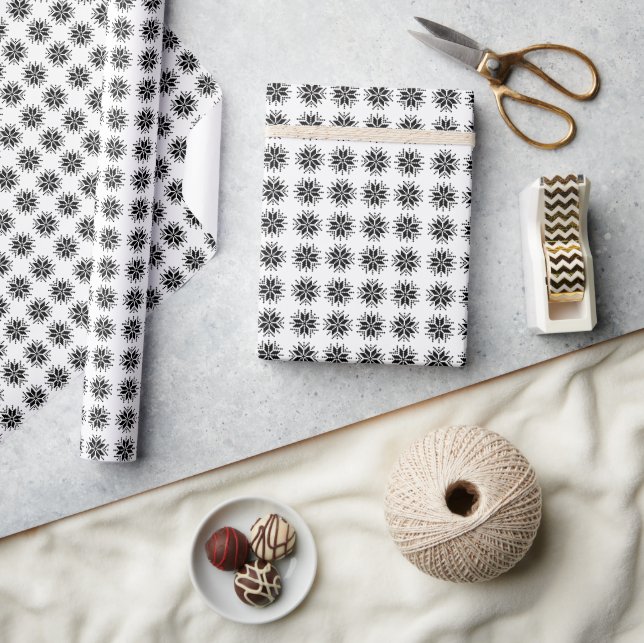 Schwarz auf weißem nordischem Pixel-Snowflake-Must Geschenkpapier (Kunsthandwerk)
