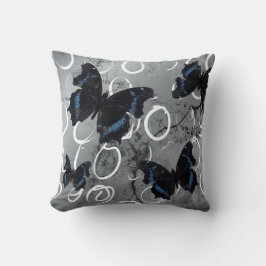 Schwarz/Blaue Schmetterlinge auf Silberboden mit K Kissen