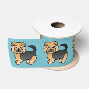 Schwarz-brauner Norfolk-Terrier-Hund auf Blau Satinband
