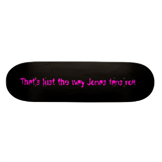 Schwarz, das ist nur die Art, wie Jonas Fans rolle Skateboard