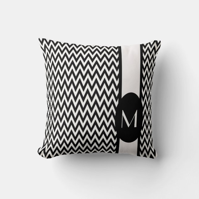 Schwarz Elegantes Zickzack Design mit Monogramm Kissen (Vorderseite)