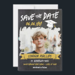 Schwarz-Gelb-Cool-Chalk-Foto-Abschluss Save The Date<br><div class="desc">Cooler Abschluss Save the Date mit einem bedruckten Chalkboard-Hintergrund und einem coolen Chalkboard-Schriftart mit gelbem Banner und weißem Graduierungsdeckel in einem bedrückten Look. Fügen Sie ein Foto des Absolventen in einen Pinselstrich hinzu. Abschluss mit gestörter Tafel Save the Date Karte personalisiert mit einem Foto und gelb als Akzent. Ein cooles...</div>