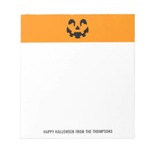 Schwarz glückliche Halloween Kürbisfaceform auf Or Notizblock