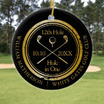 Schwarz-Gold-Golf-Hole in einem Retro-Personalisie Keramik Ornament<br><div class="desc">Die klassische Retro-Optik mit altertümlicher Briefmarke. Personalisieren Sie den Namen,  die Position Loch Nummer und das Datum,  um einen großen Golfkeepake zu schaffen,  um dieses fantastische Loch in einem zu feiern. Entwickelt von Thisisnotme©</div>