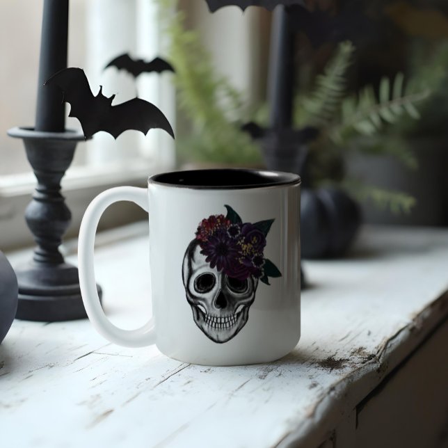 Schwarz-Gold-Moody-BlumenHalloween-Skull-Monogramm Zweifarbige Tasse (Black & Gold Moody Floral Halloween Skull Monogram Two-Tone Coffee Mug)