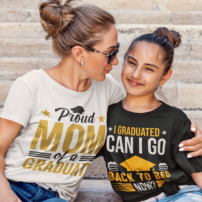 Schwarz-Gold-Proud-Mama eines Absolventen T-Shirt (Von Creator hochgeladen)