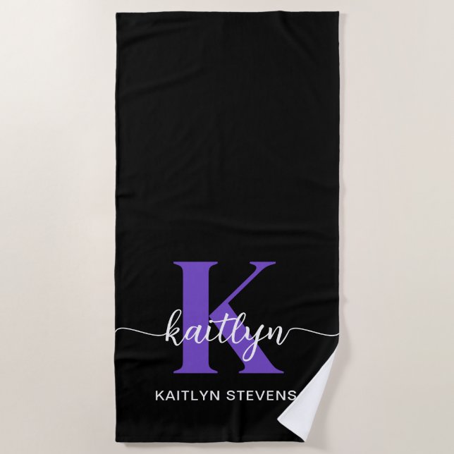 Schwarz-Lila-Script-Monogramm Strandtuch (Vorderseite)