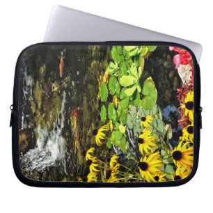 Schwarz-Mit Augen Susans von Koi Pond Laptopschutzhülle