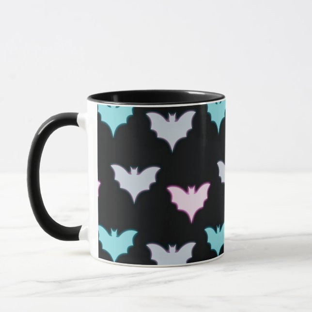 Schwarz mit pastellfarbenen Fledermäusen Halloween Tasse (Links)
