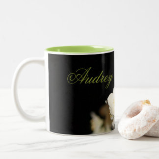 Schwarz mit weißen Blüten Zweifarbige Tasse