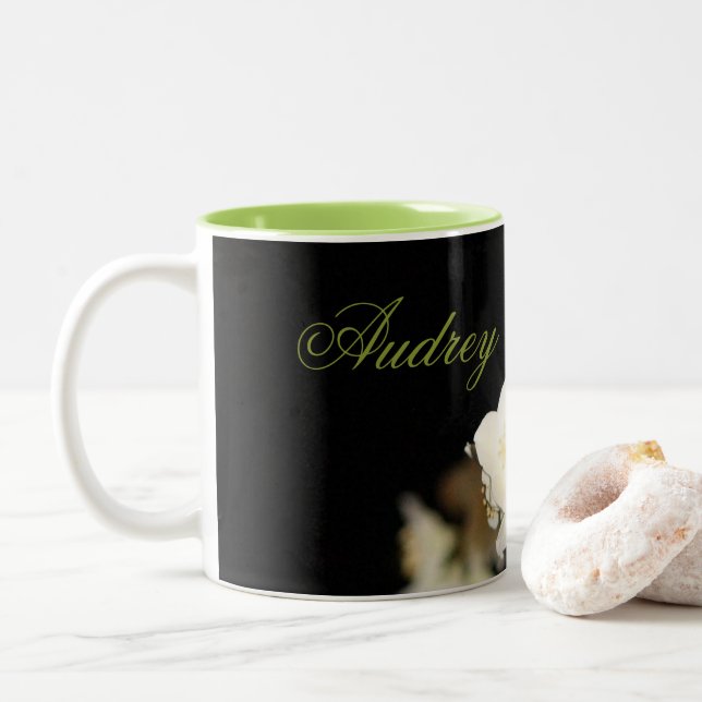 Schwarz mit weißen Blüten Zweifarbige Tasse (Mit Donut)