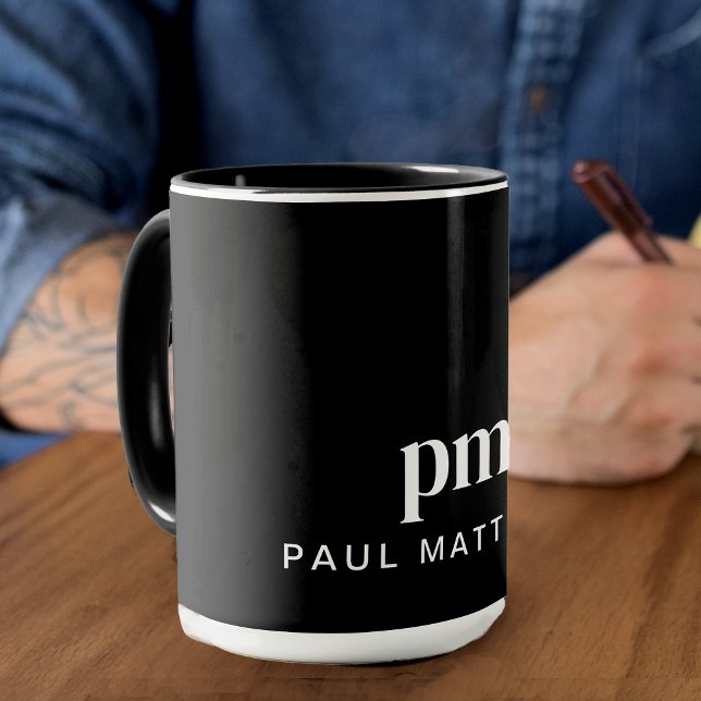 Schwarz Modern Minimal Custom Monogram und Name Tasse (Von Creator hochgeladen)