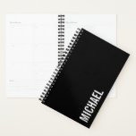 Schwarz Moderner Minimalistischer Personalisierter Planer<br><div class="desc">Modernes Minimalistisches Design mit personalisiertem Namen in weißem,  modernem,  fett formatiertem Schriftart auf schwarzem Hintergrund.</div>
