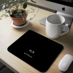 Schwarz | Modernes Monogramm Mousepad<br><div class="desc">Dieses moderne Mousepad bietet einen reichen schwarzen Hintergrund,  mit Ihren Initialen in fett weißem Text für einen einfachen und männlichen Look.</div>