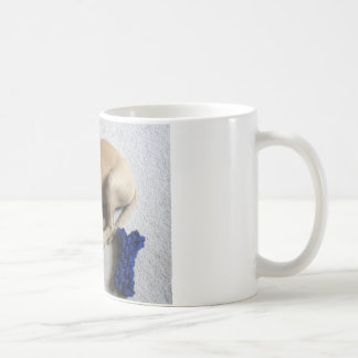Schwarz-Mund Kanaillewelpe mit blauem Spielzeug Kaffeetasse