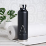 Schwarz Personalisiert Modern Monogram Large Trinkflasche<br><div class="desc">Beruflich aussehende und elegante, einfache und dezente große personalisierte Bezeichnung und erste Buchstaben Edelstahl Wasserflasche mit einer Custom Monogram in einem trendigen modernen und minimalen klassischen Sans Serif Schriftart für einen beruflichen, einfachen und männlichen Look. Auf einer schwarzen Metallflasche in Grau dargestellt, können die Textfarben und Schriftart gewechselt werden und...</div>